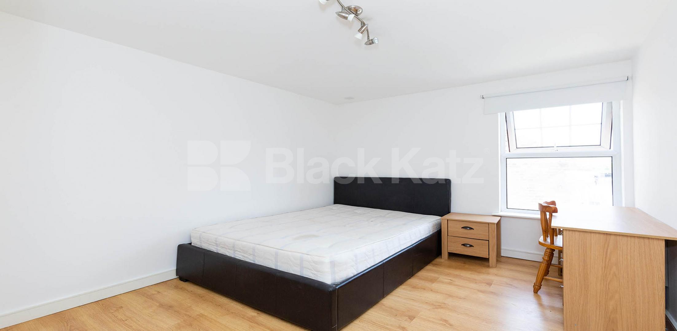 			IDEAL FOR 4 SHARERS!!, 3 Bedroom, 1 bath, 1 reception Flat			 Criterion Mews, ARCHWAY 